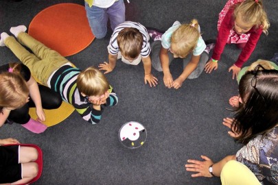 Enfants acm Enfants jouant à l'accueil de loisirs pour mineurs