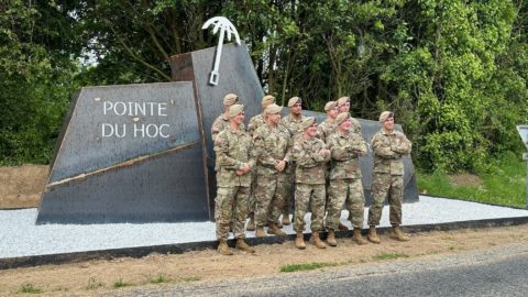 rangers se tenant devant le nouveau monument situé sur le rond point de la pointe du hoc