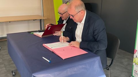 le président de la CMA et Éric Barbanchon signent la convention d'accompagnement numérique des entreprises