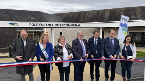 partenaires financiers coupant le ruban lors de l'inauguration du pole enfance à Osmanville